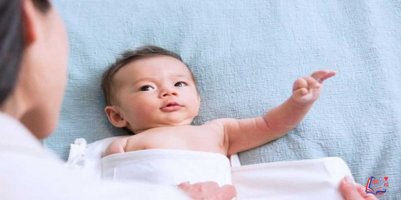 هل نظر الطفل الرضيع الى اعلى يدل على مشكلة؟ .. و12 علامة انتبه لها