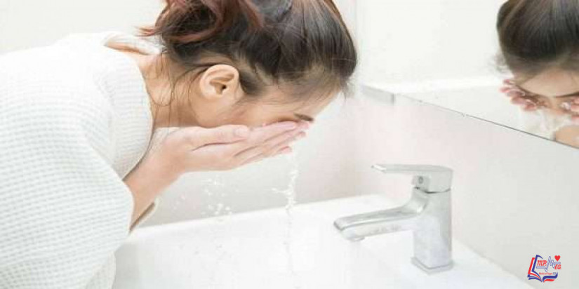 تنظيف البشرة المختلطة طبيعياً.. وكيفية صنع منظف منزلي لها