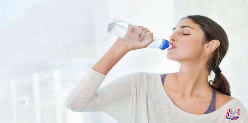 فوائد شرب الماء اثناء الدورة الشهرية لعلاج الانتفاخ والتقلصات