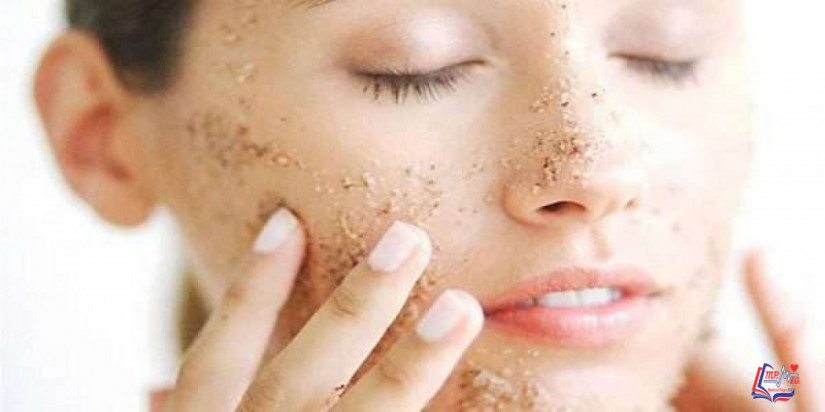 تقشير البشرة الدهنية للتخلص من الزيوت الزائدة بطرق سليمة
