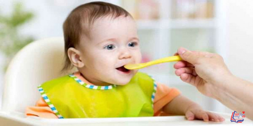 تغذية الطفل في الشهر الخامس .. ماذا يمكن أن يأكل طفلك؟