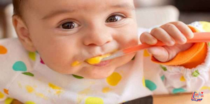 طعام الطفل في الشهر الثامن .. ونصائح مهمة لكل أم