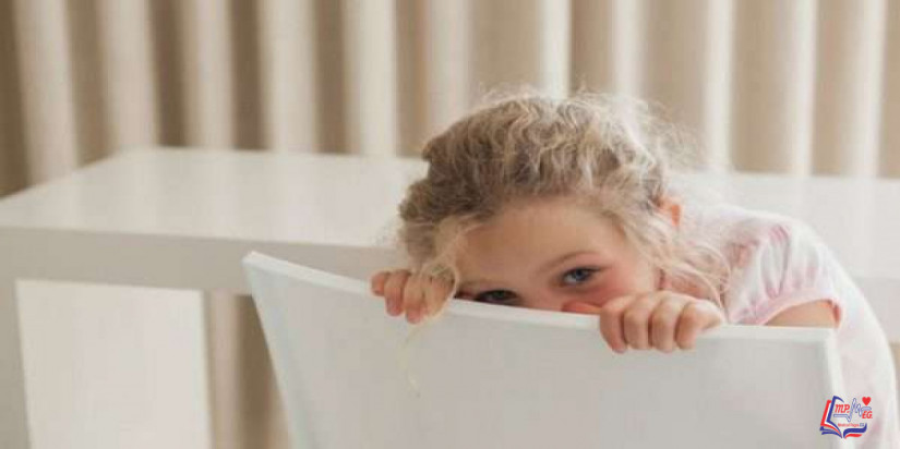 علاج الخجل عند الاطفال .. كيف تتعامل مع طفلك الخجول؟