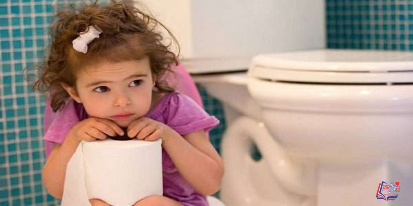 اسباب الامساك عند الاطفال .. هل التدريب على دخول الحمّام إحداها؟