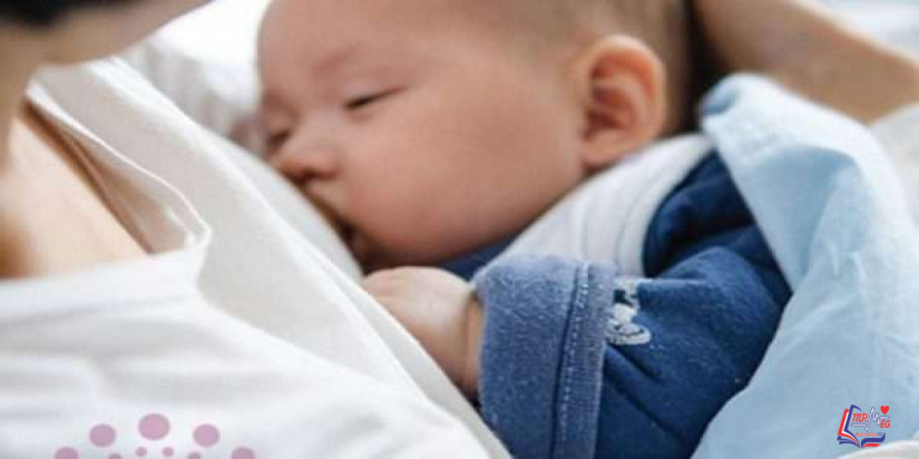 كشط اللبن والتجشؤ.. مواقف متكررة مع ارضاع الطفل