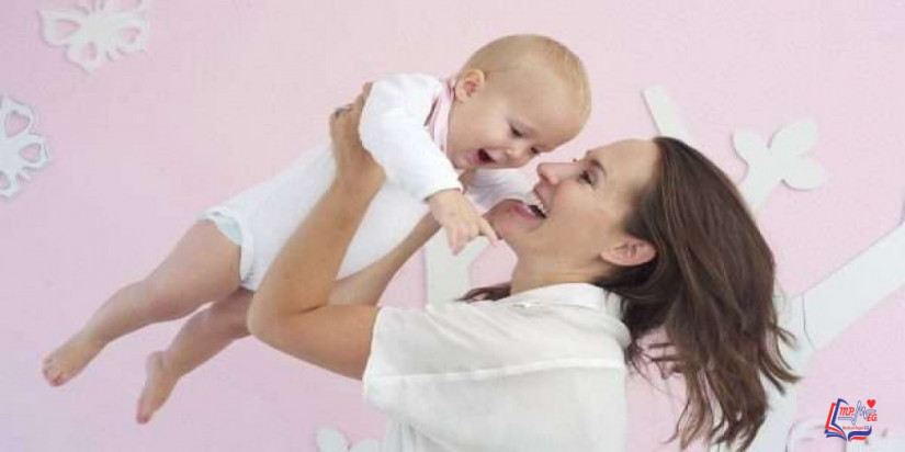 طريقة حمل الطفل الرضيع بطريقة صحيحة لا تؤذيه