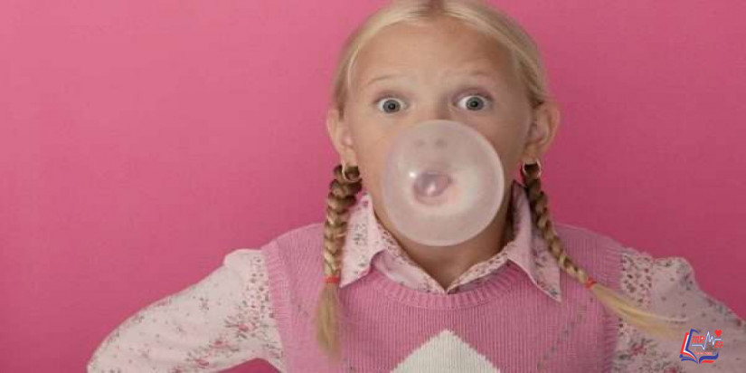 بلع العلكة .. متى تكون مشكلة لطفلك؟ وكيف يتعامل الجسم معها؟