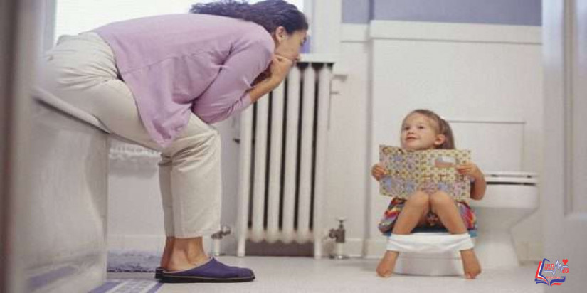 تعليم الطفل دخول الحمام ونصائح لتخلصيه من الحفاضة