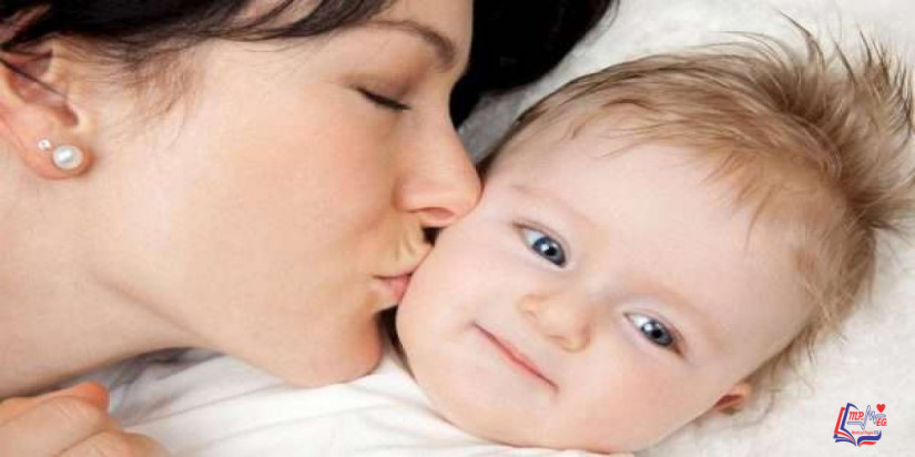 مخاطر تقبيل الاطفال بالفم .. وكيف تقبله بطريقة صحية