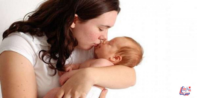 تقبيل الاطفال من الفم .. ما هي أضراره ؟